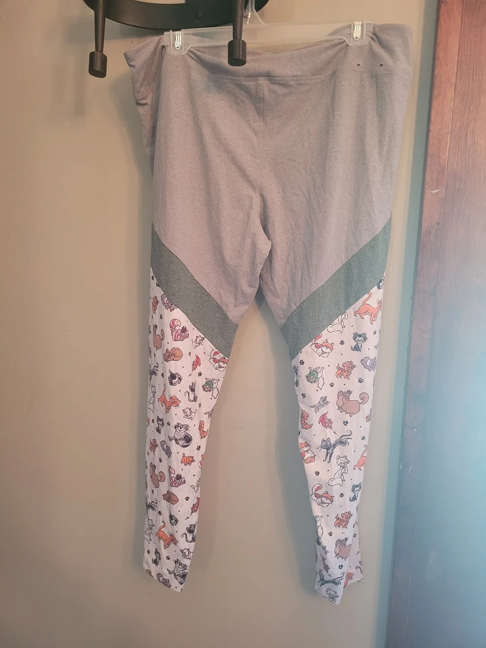 Disney Parks Cat Print Leggings With Gray Top Size XL